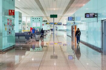 O româncă a fost oprită pe aeroportul din Barcelona. Ce au descoperit ofițerii vamali