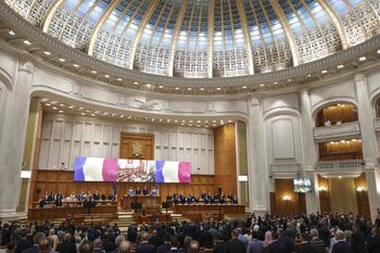 Parlamentul dezbate azi cele patru moțiuni de cenzură împotriva Guvernului Bolojan. Opoziției îi lipsesc peste 100 (…)