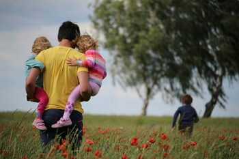 Pensie alimentară pentru doi copii la un salariu minim pe economie. Suma primită de mama de la fostul soţ