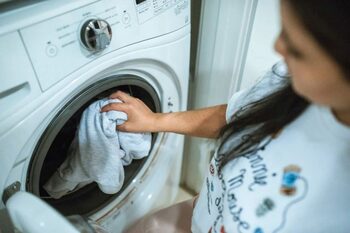Programul de spălare care prelungește viața hainelor tale. Recomandarea specialiștilor