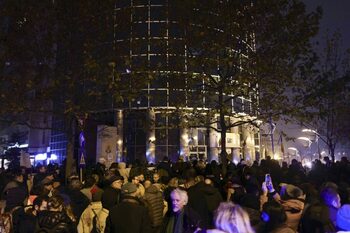 Câteva sute de persoane au protestat în fața Înaltei Curți, cerând revocarea Liei Savonea (Foto&Video)