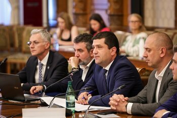 Ministrul Economiei afirmă că directorului Salrom i-a fost mărit salariul la 38.000 de lei, la scurt timp după (…)