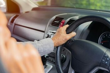 Record de infracțiuni pentru un bărbat de 70 de ani din Arad: beat la volan, fără permis și cu numere false