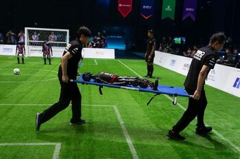 Roboții joacă fotbal într-un meci de campionat, iar unii ies pe targă. Inteligența artificială vrea acum și în sport