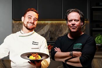 Jurnalistul Charley Ottley și chef Marco Favino au depus astăzi jurământul, după primirea cetățeniei române / Ambii (…)