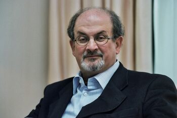 Blestemul unei cărți: „Versetele satanice” și prețul libertății de exprimare