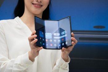 Samsung a lansat Galaxy Z TriFold, primul său telefon cu pliere triplă