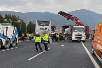 Șapte morți într-un accident pe autostradă în Turcia. Un autobuz a lovit un camion staționat