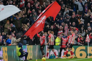 Scene șocante în Anglia! O vedetă a fost strangulată de un steward în timpul meciului lui Arsenal