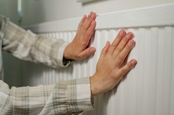 Se dau ajutoare la căldură. Ce pensie trebuie să ai ca să primești banii până în martie 2026
