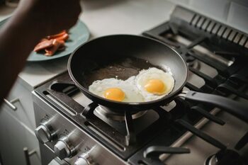 Secretele ouălor prăjite perfecte. Un ingredient banal face toată diferența