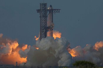 Pierde NASA cursa spre Lună? Toate privirile sunt îndreptate spre mega-racheta care va fi lansată în această noapte