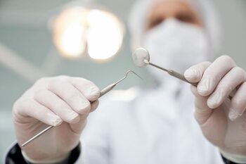 Cazul fetiţei de doi care a murit la o clinică, analizat de Consiliul Naţional al Colegiului Medicilor Stomatologi