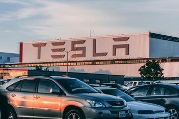 Tesla, în cădere liberă pe bursă. Concurența din China și Europa pune presiune pe vânzări