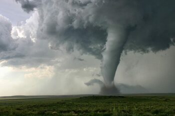 Tornadă rară în România, filmată în Vaslui: „Zburau baloții ca niște cutii de chibrituri”