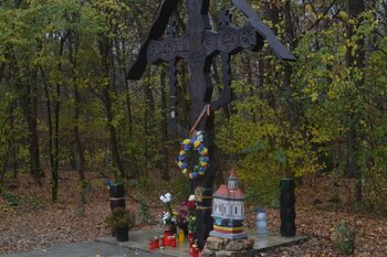 Anchetă după ce troiţa din Tâncăbeşti, unde era comemorat liderul legionar Corneliu Zelea Codreanu, a fost distrusă