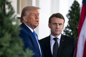 O nouă strângere de mână mai puțin obișnuită între Macron și Trump s-a viralizat pe rețelele sociale (Video)