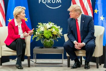 Trump amenință cu tarife de 35% dacă UE nu investește 600 de miliarde de dolari în SUA: Mi-a dat un cadou