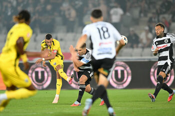 U Cluj – Dinamo 0-1, două surori în neputința de a gestiona gloria neașteptată, respectiv libertatea ieșirii din (…)