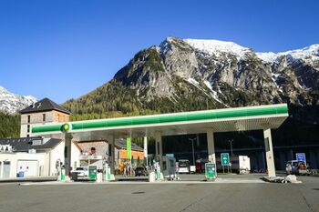 Un șofer de microbuz i-a abandonat pe șase români într-o benzinărie din Austria. I-a lăsat fără bani și fără acte, (…)