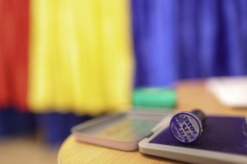 Program strict la alegerile locale din 7 decembrie 2025. Românii care vin târziu la urne, blocați la ușă!