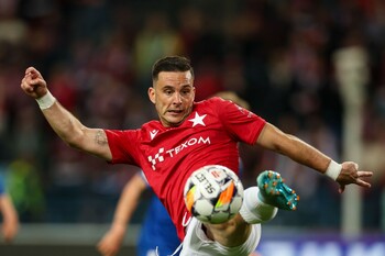 Vârful spaniol dorit de Rapid şi CFR Cluj ar putea ajunge la Universitatea Craiova. Mihai Rotaru ar fi oferit (…)