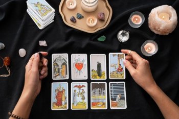 Cartea de tarot a zilei. Mesajul transmis de Univers astăzi, 12 decembrie 2025