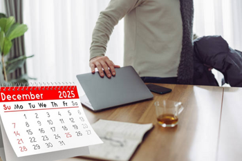 Zile libere legale în decembrie 2025: câte minivacanțe au românii la final de an