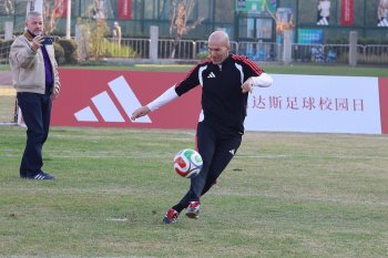 Zinedine Zidane, de neoprit chiar și la 53 de ani! Clipul care a devenit viral cu fostul star al lui Real Madrid