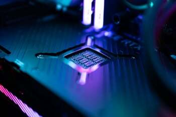 Nvidia pregătește reluarea vânzărilor de cipuri AI către China, iar companiile locale se grăbesc să comande
