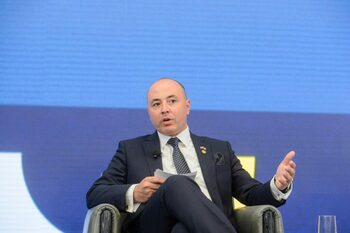„Pe imbuibatul ăsta nu-l vede Bolojan?! Plătim 21.000 de dolari pe lună ca să stea el în 46 de camere”, spune (…)