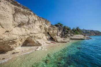 Insula faimoasă din Europa unde turiștii riscă amenzi de 3.000 de euro dacă iau scoici sau nisip. Este vizitată și (…)