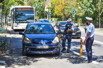 Amenzi pentru șoferii care circulă pe banda dedicată autobuzelor pe Bd. Uverturii