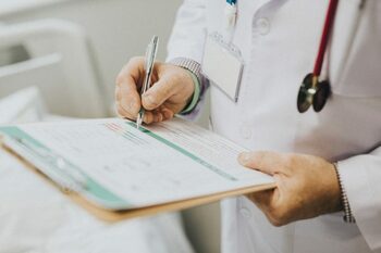 Concediul medical vine cu drepturi suplimentari pentru angajații români. De ce nu ai voie să fii concediat