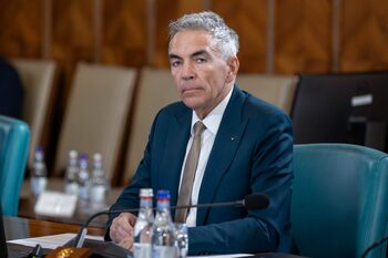 Vicepremierul Dragoș Anastasiu iese într-o conferință de presă, în plin scandal privind mita pe care ar fi dat-o ANAF