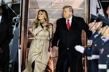 Apariție surpriză a Melaniei Trump la sosirea în Marea Britanie. Cuplul prezidențial american, surprins într-un (…)