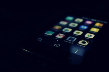 Un oraş din Japonia adoptă o ordonanţă care limitează utilizarea smartphone-urilor la două ore pe zi