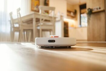 Cum și-a dat seama un bărbat că era spionat în propria casă de propriul aspirator inteligent