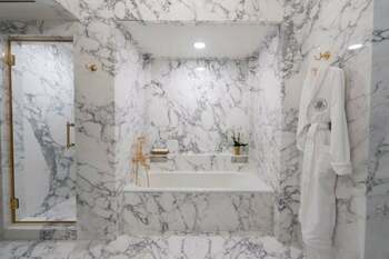 Coșuri de gunoi și robinete aurii: Donald Trump a renovat o baie de la Casa Albă care „nu se potrivea cu vremea lui (…)