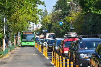 Bandă dedicată pentru autobuze pe Bd. Uverturii: 3 minute cu transportul public, 18 minute cu mașina
