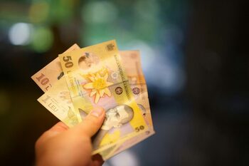 Guvernul ia în calcul să interzică la stat cumulul pensiei cu salariul. 10.000 de angajați vor fi afectați