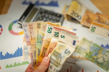Economistul Ionuț Dumitru spune ce șase sunt ca România să evite recesiunea. Deficit peste 8% anul acesta