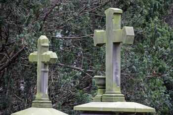 Moarte suspectă! Un bărbat de 32 de ani, găsit fără suflare într-un cimitir