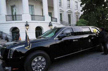 „Bestia”: Istoria din spatele limuzinei prezidențiale Cadillac în care s-au urcat Trump și Putin înainte de Summitul (…)