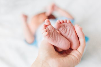 Naşterile şi decesele au urcat rapid în octombrie 2025. Sporul natural rămâne puternic negativ