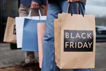 Românii vor cheltui mai puțin de Black Friday anul acesta față de 2024