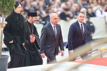 Bolojan, huiduit și la Catedrală: „Huo! La pușcărie, huo! Demisia, demisia, demisia! Hoțule! Dă-ți demisia că nu te (…)