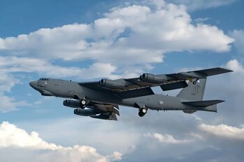 Pilotul unui avion comercial a evitat la limită ciocnirea cu un bombardier B-52. A fost nevoit să facă o manevră (…)