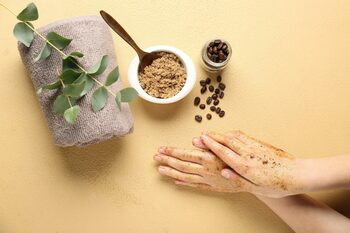 De ce este recomandat să îți speli mâinile cu zaț de cafea și zahăr. Trucul natural cu efecte uimitoare