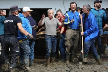 Călin Georgescu, către politicienii puterii: „Donaţi din salariile voastre pentru românii încercaţi de soartă, aşa (…)